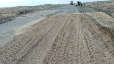 Плохая погода не дает властям сделать ремонт дорог в Казахстане