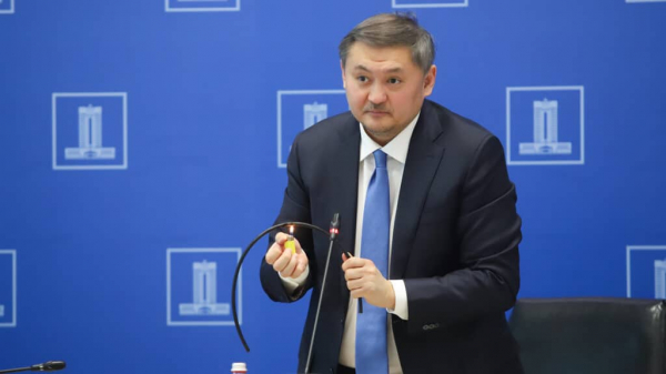 Министр науки Казахстана поджег кабель в здании правительства