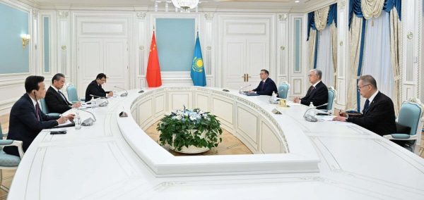 Токаев принял члена Госсовета, министра иностранных дел КНР Ван И