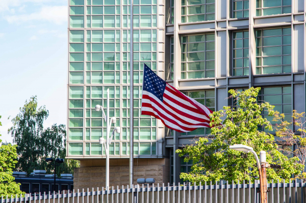 В США мужчина 8 часов просидел в выгребной яме из-за газировки