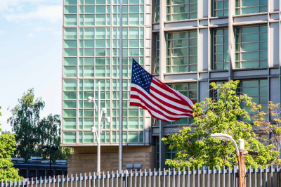 В США мужчина 8 часов просидел в выгребной яме из-за газировки