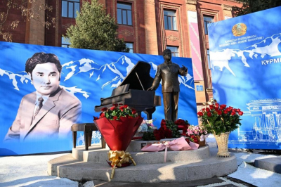 Памятник Ермеку Серкебаеву: символ уважения к великому артисту и педагогу