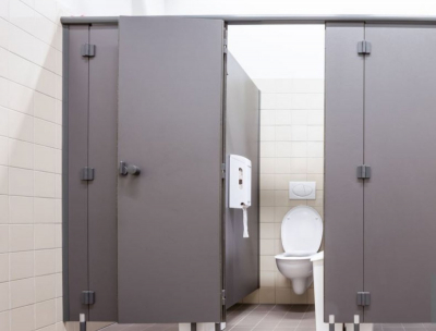 Извращенец спрятался в женском туалете и снимал девушек на видео