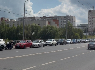 На видео сняли огромную очередь на заправку "Газпрома" в Казани 12/07/2026 &ndash; Новости